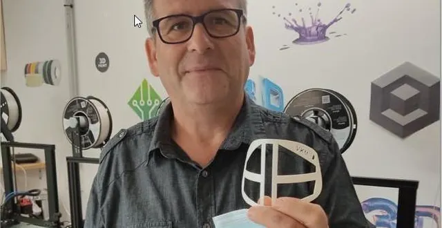 photo augusto victor tient un écarteur de masque. le fruit de la vente de cet équipement servira à financer les formations à l’impression 3d. &copy; le maine libre