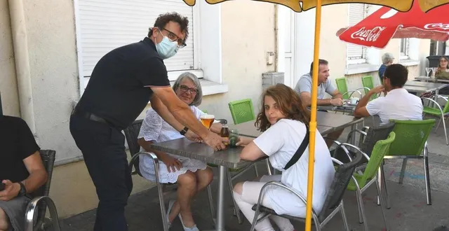 photo philippe angebault, patron du bar du centre d’arnage : « on sait que les voitures sont là, sur le circuit et nous, on vit notre journée de façon normale. » &copy; ouest-france