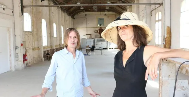 photo james porter et shelly de vito ont transformé une ancienne papeterie de 4 000 m2 en centre d’art contemporain. chaque année, le site accueille une cinquantaine d’artistes et plus de 4000 visiteurs. &copy; ouest-france