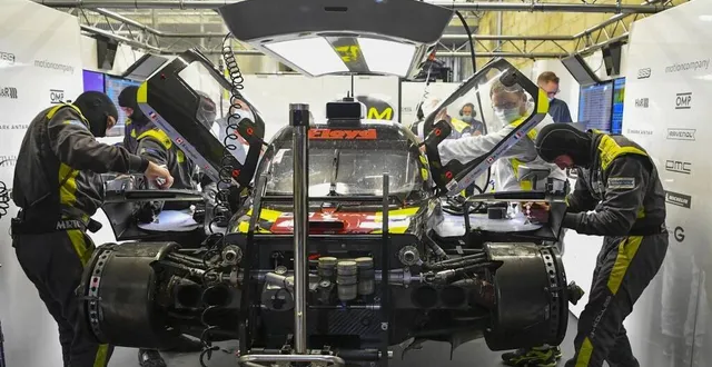 photo du travail pour les mécaniciens de l’équipe bykolles. &copy; le maine libre – yvon loué