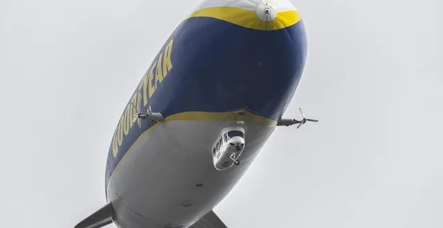 photo gonflé à l’hélium, le dirigeable mobilise une quinzaine de personnes au sol, de l’entretien à la coordination. &copy; le maine libre - denis lambert