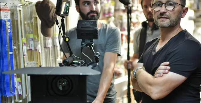 photo claude saussereau (à droite) a tourné son premier long-métrage « le cygne des héros » en 2018. &copy; photo archives le maine libre – denis lambert