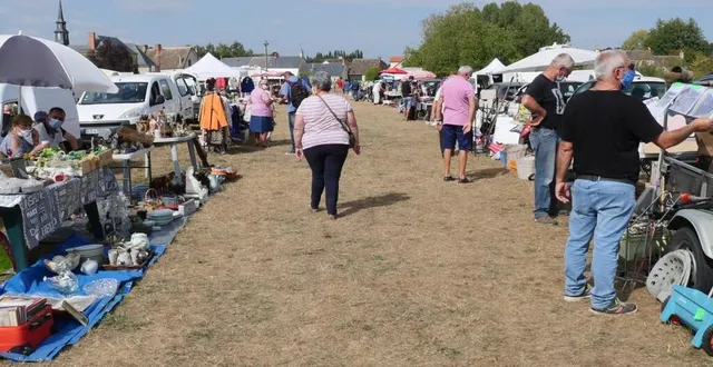 photo 60 exposants ont participé au bric-à-brac. &copy; le maine libre
