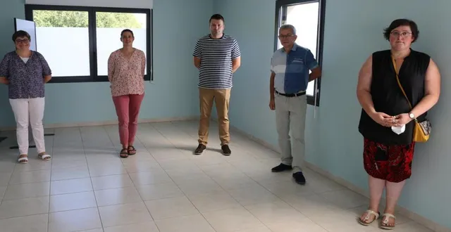 photo de gauche à droite, sandrine plessix, vice-présidente communautaire, sollènne morin, pharmacienne, florin ciobanu, kinésithérapeute, jean-denis guibert, maire et amélie lecellier, adjointe.