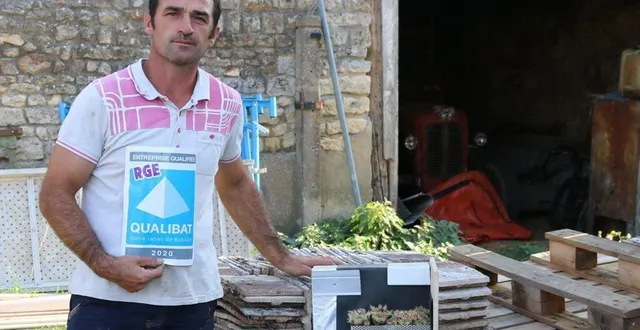 photo wilfrid piel, artisan couvreur, présente une maquette de toiture végétalisée. &copy; ouest-france
