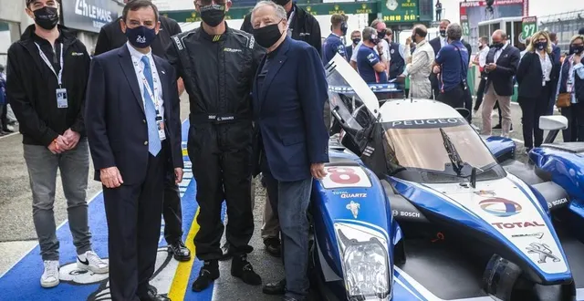 photo le mans, samedi 19 septembre. pour carlos tavares (au centre) et ses équipes, l’occasion était belle de profiter de la 88e édition pour annoncer le retour de peugeot en endurance. &copy; photo le maine libre – denis lambert