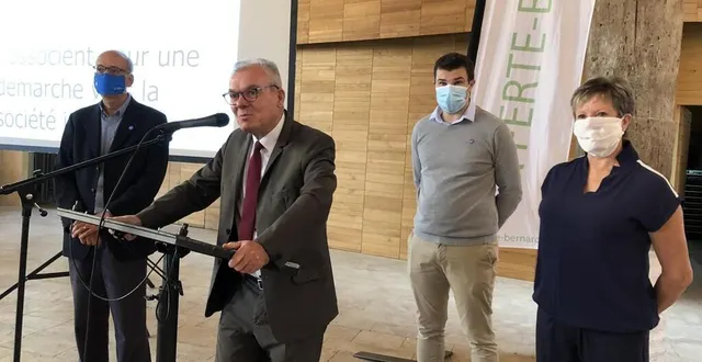 photo signature de la charte « ville aidante alzheimer » à la ferté-bernard. &copy; le maine libre