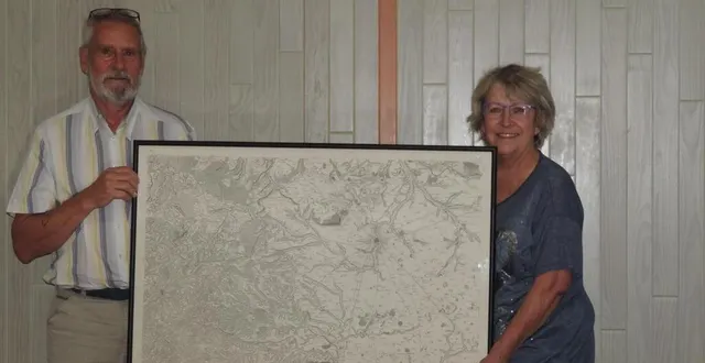 photo daniel chevée a reçu la carte cassini des mains de nicole aurillon. &copy; ouest-france