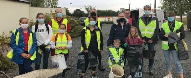 photo une quinzaine de participants samedi matin au départ de la matinée citoyenne. &copy; le maine libre