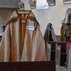photo les visiteurs ont pu admirer la collection de vêtements liturgiques.