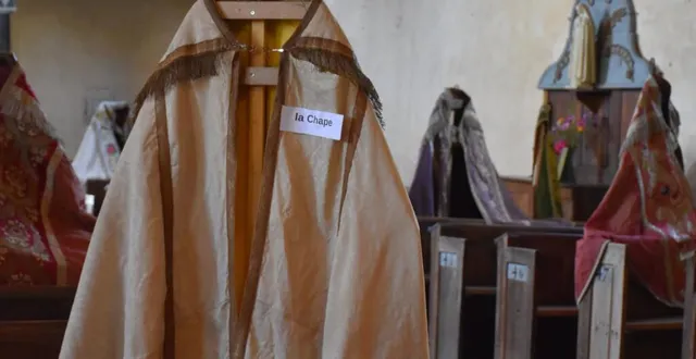 photo les visiteurs ont pu admirer la collection de vêtements liturgiques. &copy; le maine libre