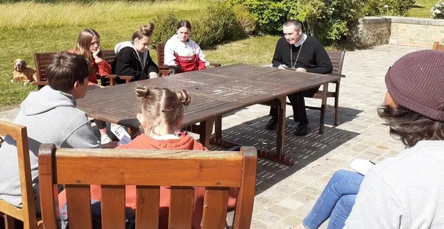 photo mgr jacques habert préparant des jeunes de la paroisse. &copy; archives ouest-france