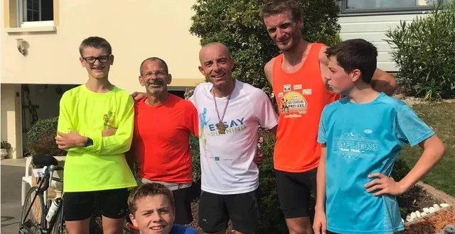 photo nicolas moisseron (au centre) félicité par ses proches &copy; ouest-france