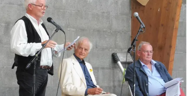 photo michel pateau, michel jayat et philippe tijou, qui a fait une maquette de la salle de théâtre du collège de combrée. &copy; ouest-france