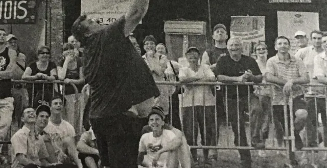 photo le comice est souvent l’occasion de jeux et joutes comme ici « nono » lors d’une levée de ballot de paille lors du comice 2004. &copy; archives le maine libre