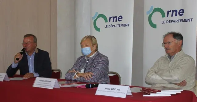 photo yves héricourt (président de l’association), christine roimier (du conseil départemental) et andré vinclair (vice-président), à alençon, le 24 septembre, à l’occasion du vernissage du recueil de quatre expositions. &copy; ouest-france