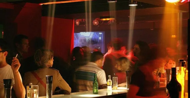 photo le respect des gestes barrière pour faire face à la propagation du coronavirus doit aussi être respecté dans les bars de nuit. &copy; fotolia