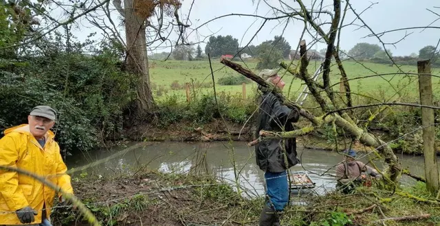 photo une partie des bénévoles pendant le nettoyage des bords de la gée &copy; le maine libre