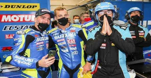 photo damien saulnier (à droite) et les pilotes (xavier simeon et gregg black), à quelques secondes d’un nouveau titre mondial pour le sert. &copy; suzuki racing