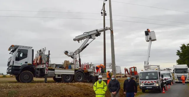 photo les déplacements de câbles électriques sur les nouveaux poteaux ont été observés jeudi matin par patrick gosnet et philippe chartier, en présence de jacky grassin, d’enedis. &copy; ouest-france