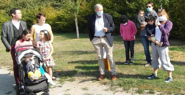 photo serge cailly, maire (au centre), a convié les familles qui ont eu un enfant en 2019 et en l’honneur desquels un arbre a été planté. &copy; ouest-france