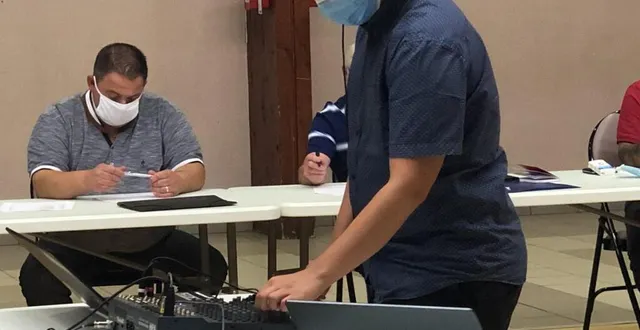 photo mattéo, 15 ans, très concentré sur son ordinateur. &copy; le maine libre