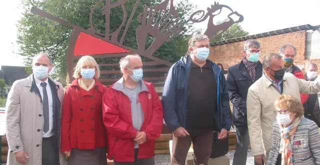 photo les artistes (au centre) devant leur œuvre dévoilée samedi. &copy; ouest-france