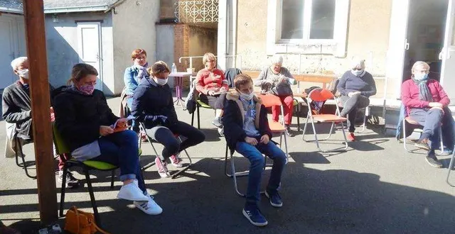 photo dans la cour entre la mairie et la maison des associations, l’assistance a écouté les recommandations de philippe bry. &copy; le maine libre