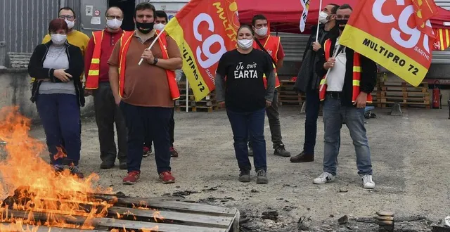 photo voivres-lès-le mans, mardi 29 septembre 2020. vers 10 heures, une dizaine de grévistes empêchent les camions d’entrer et de sortir d’earta. &copy; le maine libre – yvon loué
