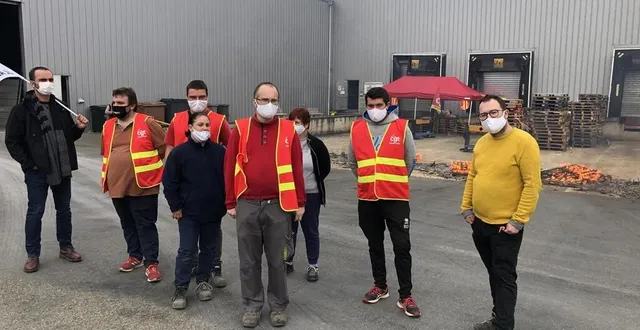 photo une dizaine de salariés cgt a bloqué l’accès des camions à l’entrepôt earta de voivres-lès-le-mans, ce mardi 29 septembre 2020, pendant que l’activité se poursuivait à l’intérieur. ils veulent reconduire le mouvement. &copy; ouest-france