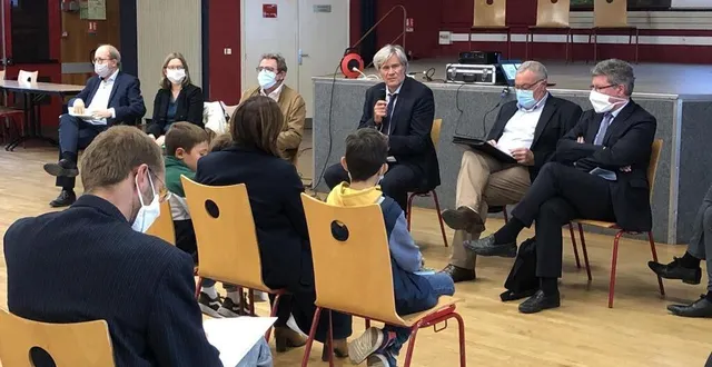 photo stéphane le foll, maire du mans et président de la métropole, a assisté à la première réunion de concertation autour des chronolignes, lundi 28 septembre 2020, dans le quartier de pontlieue. &copy; ouest-france