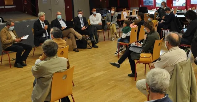 photo le mans, lundi. une cinquantaine de participants pour échanger avec le maire, dans le respect des gestes barrières. &copy; le maine libre