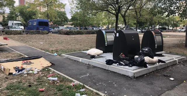 photo des détritus jonchant le sol aux abords des conteneurs semi-enterrés : un triste spectacle visible dans de nombreux secteurs des sablons, comme ici parc des vosges. &copy; le maine libre