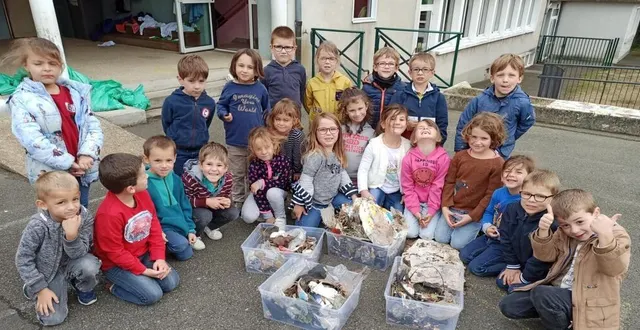 photo ramassage et tri des déchets par les élèves de l’école george-jean. &copy; le maine libre