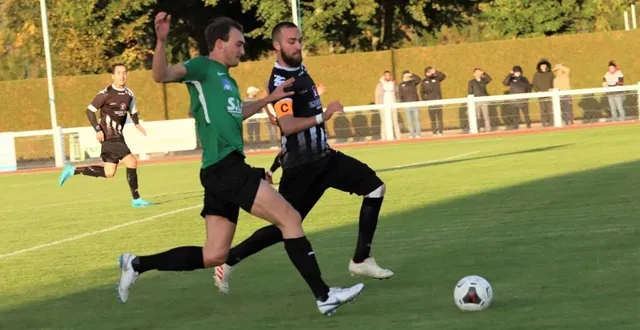photo adrien badier ici au duel avec le capitaine argentanais victor bunel a inscrit le second alençonnais synonyme de succès &copy; archives serge ruer/ouest-france