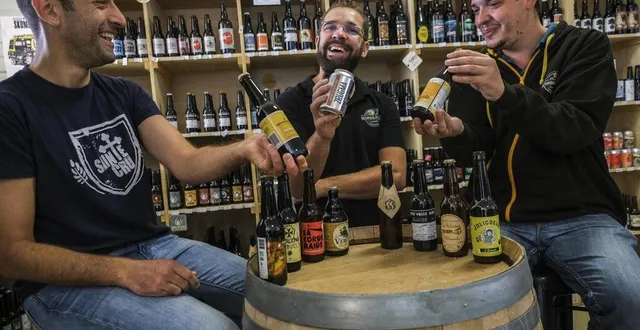 photo arnage, vendredi 25 septembre 2020. au local à bière, simon et les deux julien, vendent toutes les bières sarthoises, leur marque de fabrique. ce vendredi, il ne leur manquait que la cervirabilis de la brasserie de montmirail, la dernière née. &copy; le maine libre – denis lambert