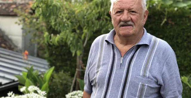 photo jean tison, dans son jardin de la rue saint-eloi (anciennement rue haute), où l’on compte plusieurs habitations de tisserands. sa maison, une ancienne maison de charron, daterait de 1732. &copy; ouest-france