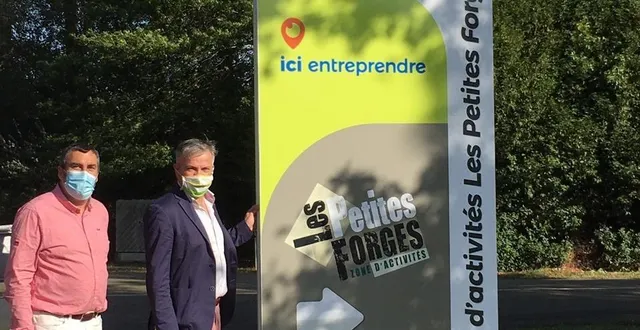 photo le nouveau totem signalétique installé à l’entrée de la za les petites-forges de joué-l’abbé où siège le club d’entreprises maine cœur de sarthe, avec (à droite) éric bourge et emmanuel clément. &copy; le maine libre