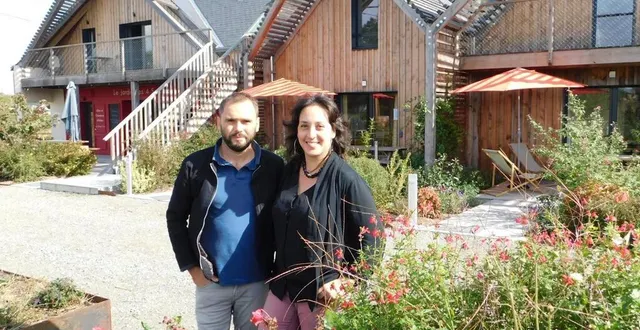 photo tony ducreux et ingrid ory devant leur réalisation.  &copy; ouest-france