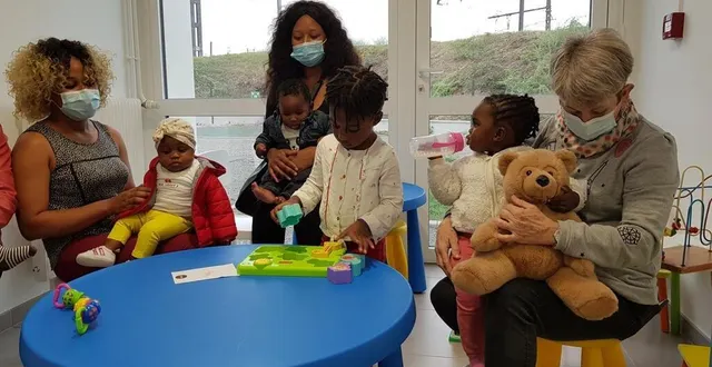 photo plusieurs familles bénéficient de l’accueil de jour et du soutien des bénévoles présentes. &copy; ouest-france
