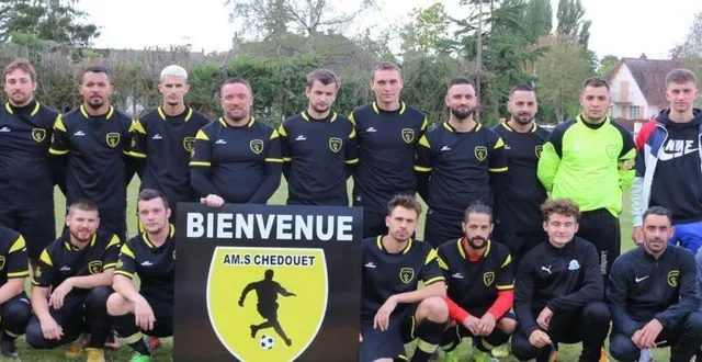 photo au 1er rang (à droite), bernard boulay, président et raphaël roger, accompagnés des joueurs et de bénévoles. &copy; ouest-france