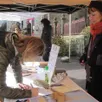 photo yannick chareilles, adhérente bénévole de « fenêtre sur rouvre », sur le stand de l’association lors du marché de la carneille, dimanche dernier.
