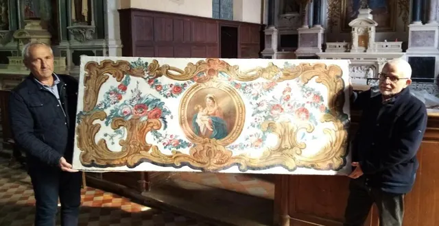 photo l’antependium porté par francis cosnet, maire de crannes (à g.), et michel lopez, 1er adjoint (à dr). &copy; le maine libre