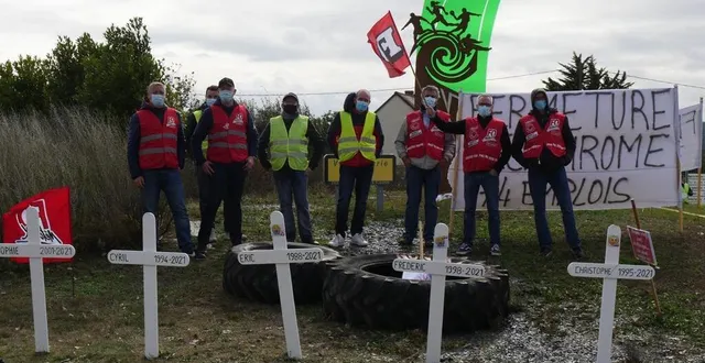photo à la fin de la journée, les croix doivent être déposées devant les grilles de l’entreprise. &copy; le maine libre