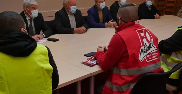 photo les représentants des salariés de mécachrome se sont entretenus avec les élus pendant plus de 30 minutes. &copy; le maine libre