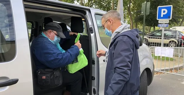 photo pascal ribot (à droite) est l’un des cinq bénévoles au service du bus seniors, à la flèche. &copy; ouest-france