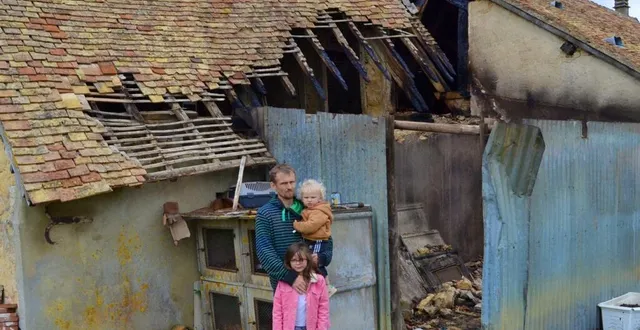 photo le papa et ses deux enfants devant la grange incendiée, et le feu qui a brûlé les poutres s’est répandu dans le grenier détruisant une grande partie de la charpente, y compris celle du domicile. &copy; ouest-france