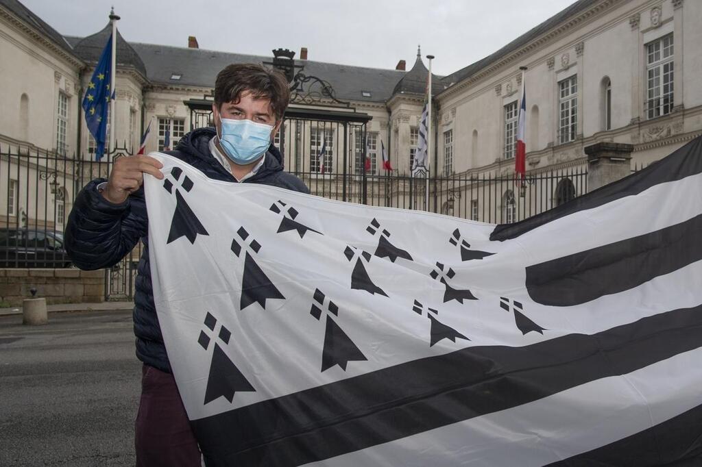 Le drapeau breton flotte sur la mairie de Nantes