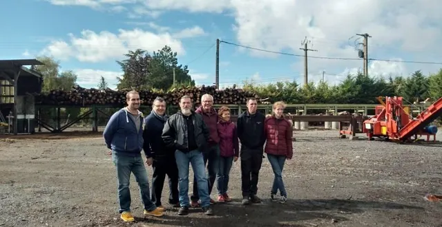 photo de gauche à droite : jérôme julin, bertrand sarrailh, jean-françois boutet, les salariés, alain girard et son épouse avec le repreneur yoann simon et son épouse. &copy; co