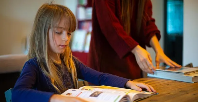 photo cilia et son mari ont fait le choix de l’instruction en famille pour leurs enfants eléa et abel. la loi ferry de 1882 prévoit que l’instruction obligatoire puisse être dispensée par les familles. &copy; photo le maine libre – clément szczuczynski